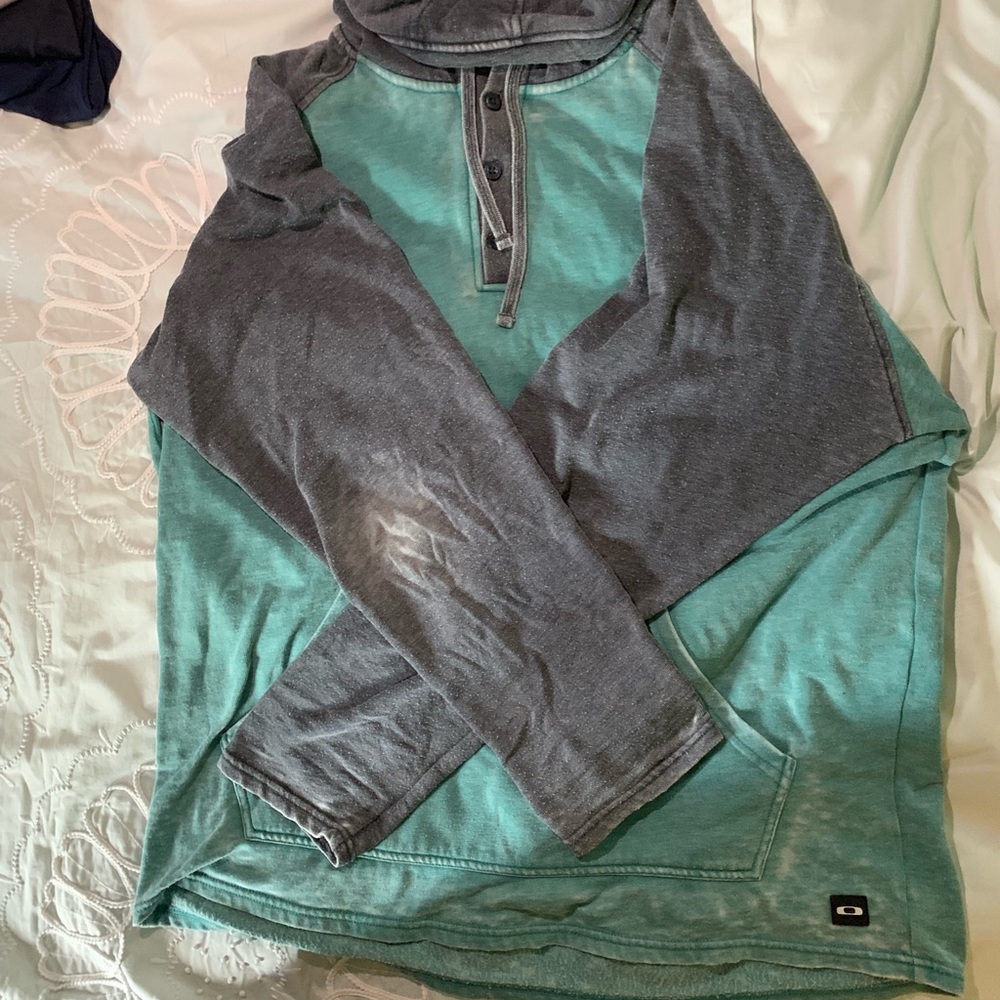 Men’s Oakley pullover